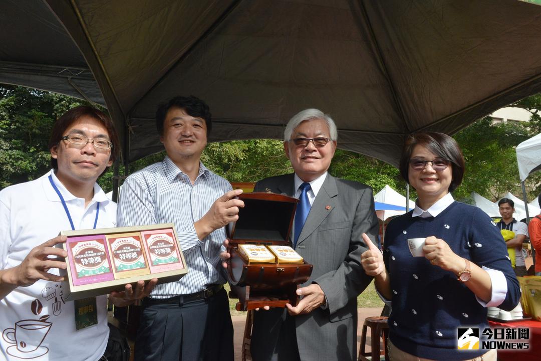 ▲「2017 台灣咖啡節」吸引眾多咖啡業者前來擺攤較勁。（圖／記者蘇榮泉翻攝，2017.11.26）