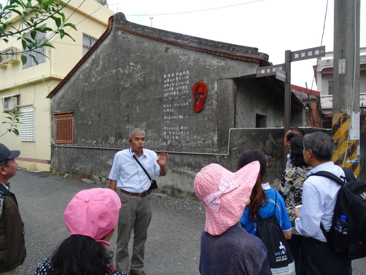 ▲遊客走逛張家商樓週邊街道認識屏東客家豐富的文化。（圖／屏東縣文化處提供,2017.11.26）