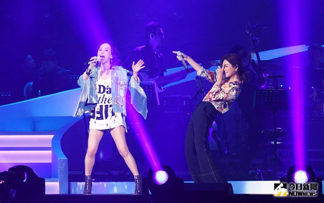 ▲彭佳慧、Ella兩人在演唱會上動感飆歌，現場氣氛超嗨。（圖／記者林調遜攝，2017.11.26）