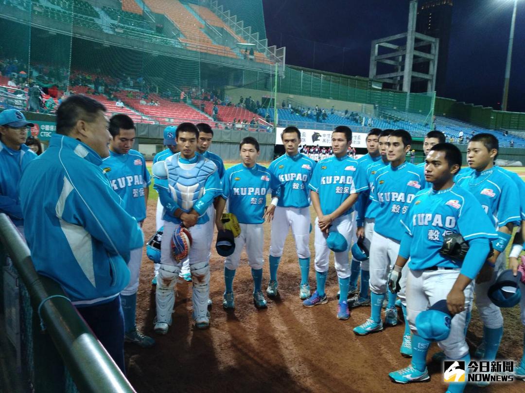 ▲穀保家商擊敗興大附農，賽後教練集合說話。（圖／黃建霖攝）