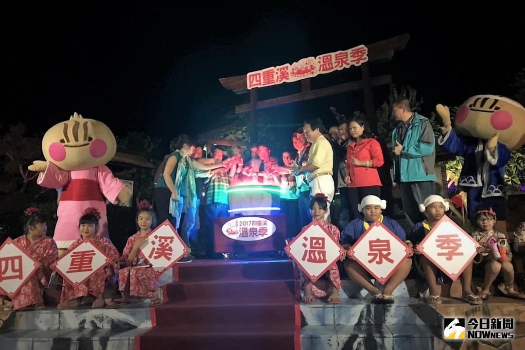 ▲來到國境之南，想到四重溪泡湯賞美景，又想逛墾丁大街嗎？今年四重溪溫泉季自11月7日開幕以來，每晚人潮絡繹不絕，縣府貼心規劃接駁車，省荷包又環保低碳，讓遊客大讚超級佛心。（圖／記者郭孟聰攝，2017.11.25）