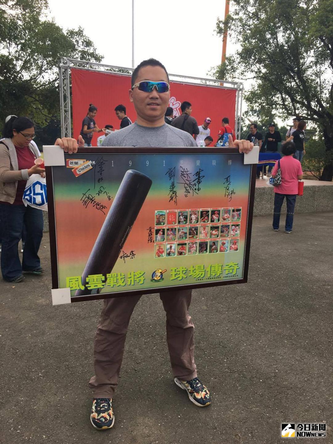 ▲鐵桿味全龍球迷鄭淙旻。（圖／鍾東穎攝 , 2017.11.25）