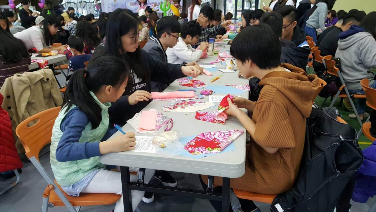 ▲民眾縫製衛生棉準備送往非洲給肯亞、烏干達和史瓦濟蘭的女孩。（圖／記者李清貴翻攝 , 2017.11.25）