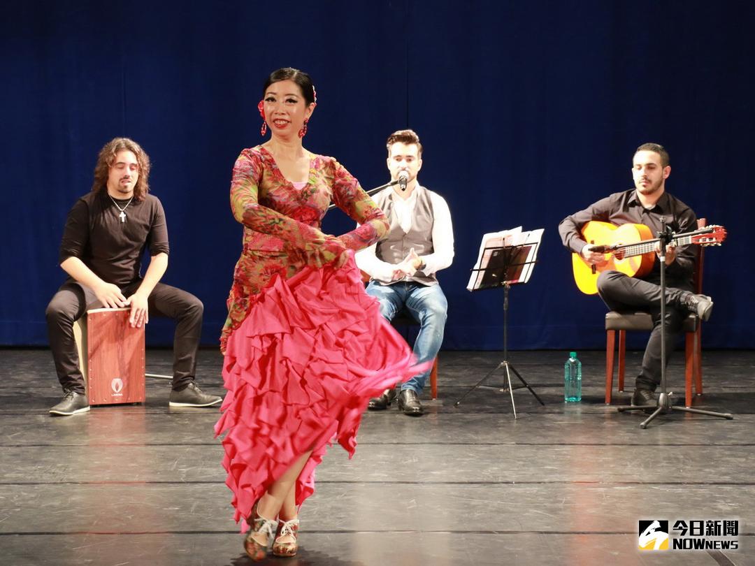 ▲樂手與歌者搭配舞者現場演奏及演唱，點燃舞臺上下的熱情。(圖／記者黃玿琮攝，2017.11.25)