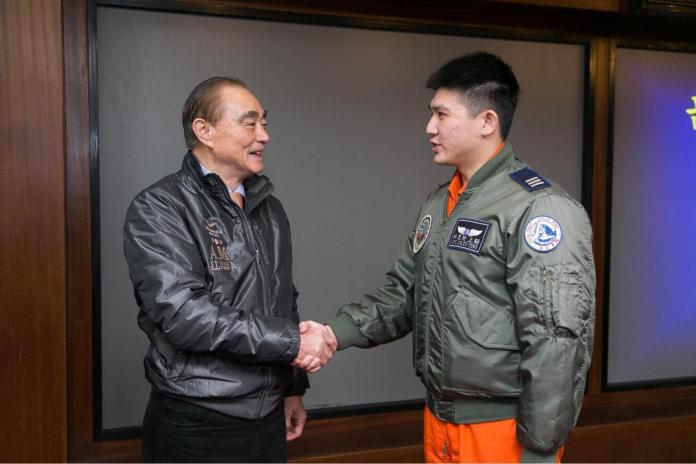 ▲國防部長馮世寬24日與飛行員逐一握手，鼓勵25日新竹基地開放將最好的一面呈現在民眾眼前。（圖／國防部提供）