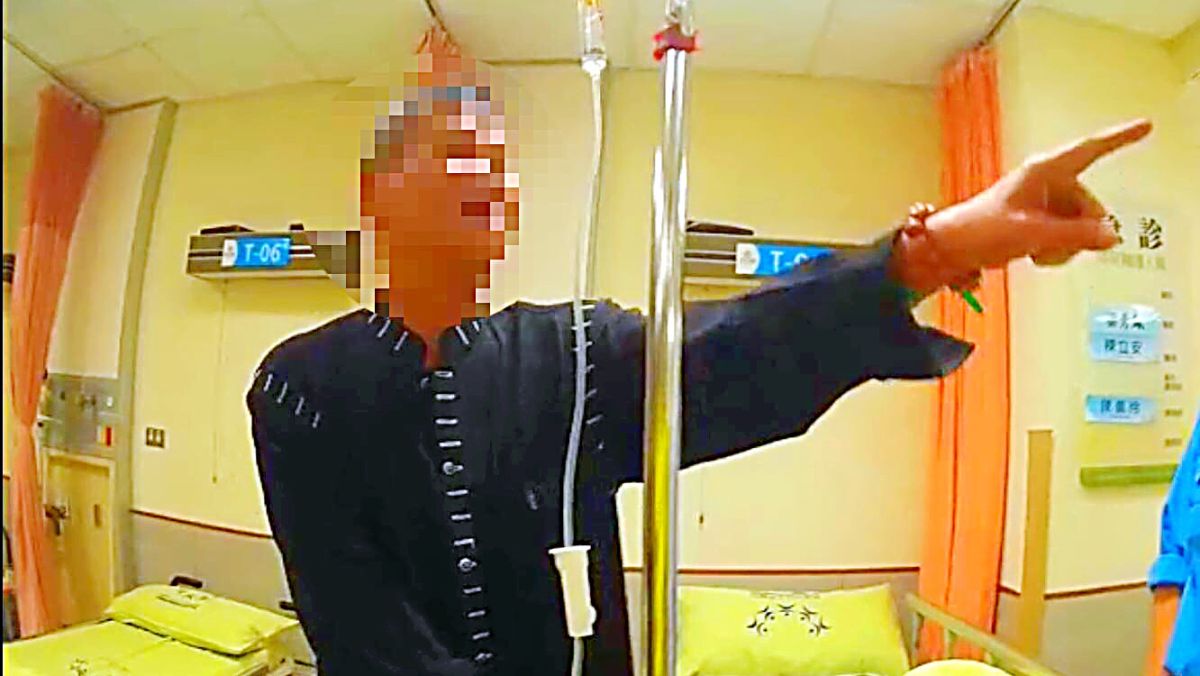 ▲渾身酒氣的蔡姓男子不斷向警方抱怨，稱自己跌倒撞到頭，全身都很痛，但是醫院只給他吊點滴，對他置之不理。（圖／記者郭俊暉翻攝 , 2017.11.25）