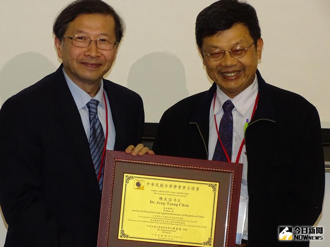 ▲中華民國力學學會 頒授海大終身特聘教授陳正宗（右）會士頭銜。（圖／記者黃文博攝，2017.11.24）