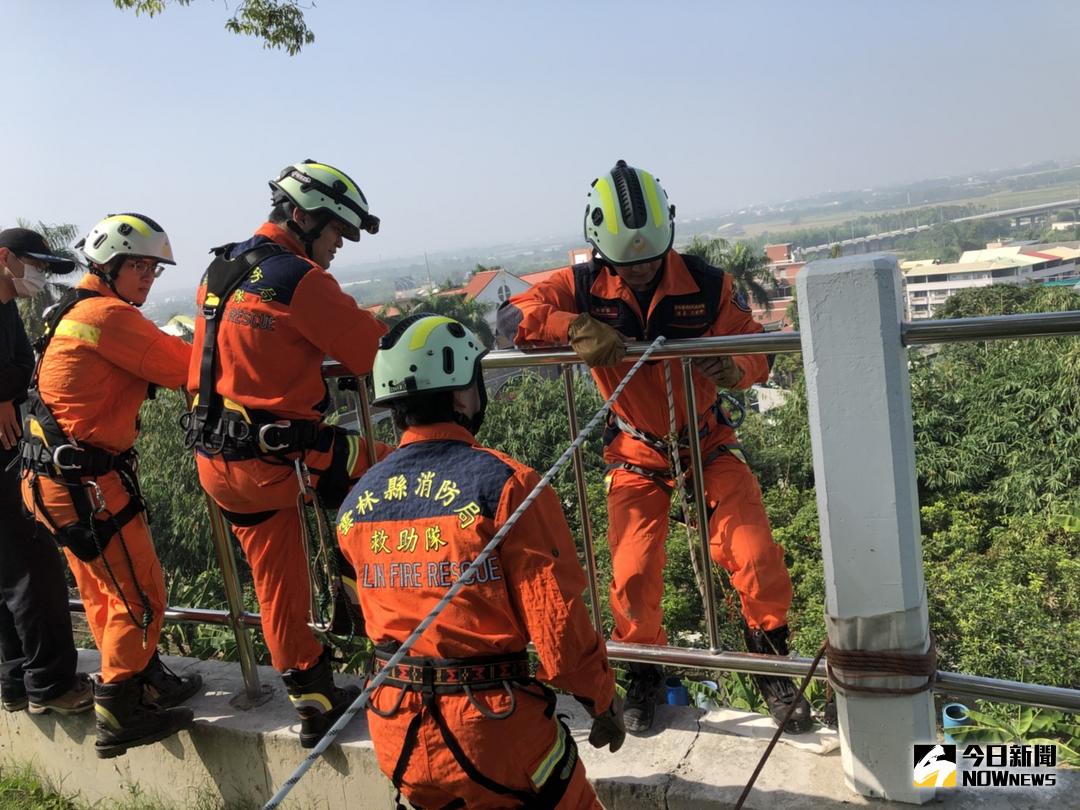 ▲消防局第一大隊林內分隊於龍過脈步道辦理救援繩索訓練。（圖／記者蘇榮泉翻攝，2017.11.24）