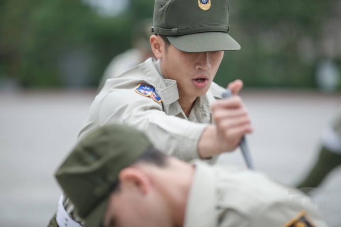 ▲ 憲兵訓練中心24日實施「憲兵軍事訓練役63梯戰技成果發表」，讓役男體驗任務狀況，進而強化作戰技能。（軍聞社記者陳軍均攝）