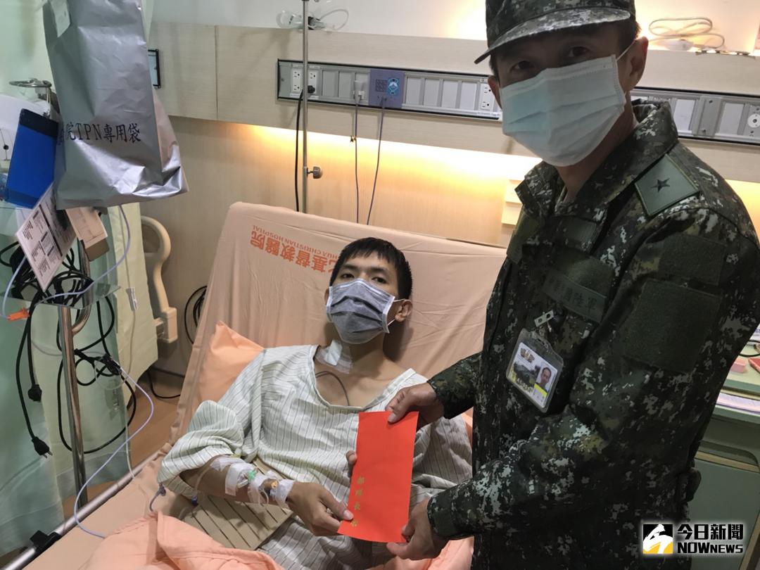 ▲旅長黃先任少將至彰化基督教醫院探視「捐肝救父」的下士蔡學仁，並致贈慰問金（圖／記者陳應交攝 ）