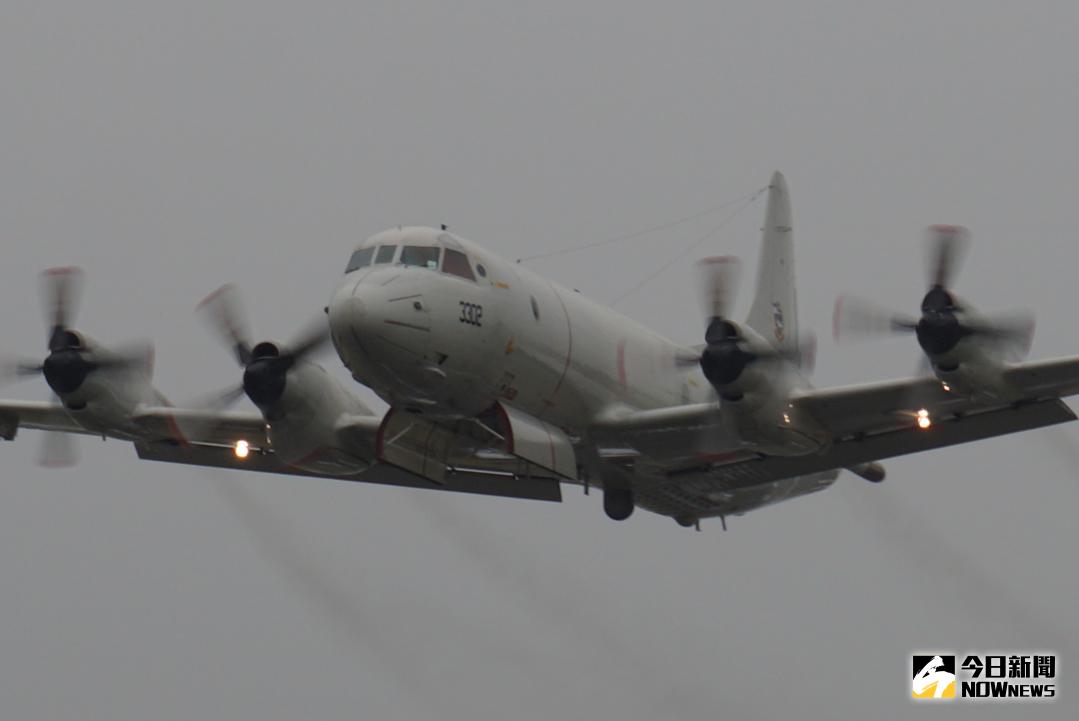 ▲P-3C反潛機低飛打開炸彈艙門。（圖／記者呂烱昌攝）