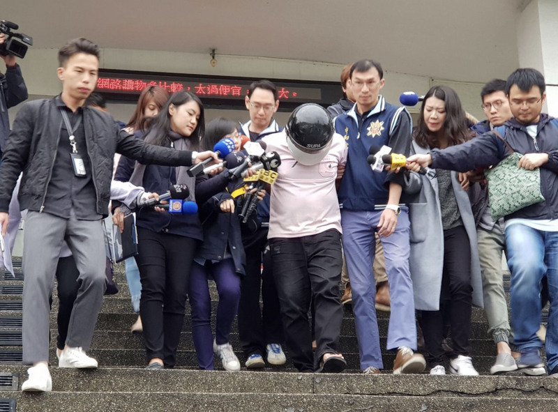 ▲中和區一棟公寓出租套房22日晚間發生火警，釀9死2傷。警方追查火警原因，查出1名49歲李姓男子與疑與住戶發生口角，到附近購買汽油後在樓梯間縱火。警方23日循線逮捕李男。中央社記者林長順攝  106年11月23日