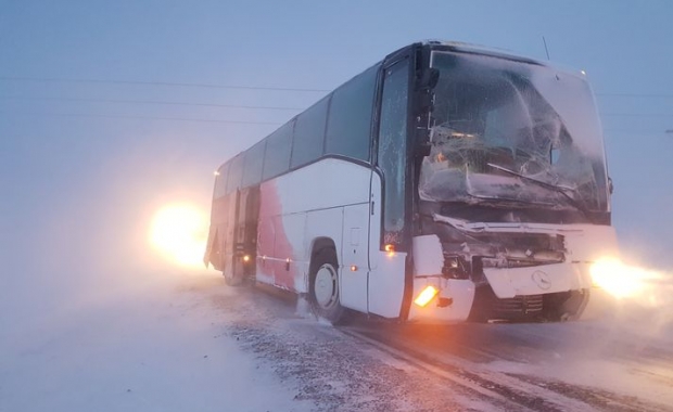 ▲冰島當地時間22日下午，一輛載有25名台灣遊客的巴士在冰島東北部發生交通事故。（圖／翻攝自《Iceland Magazine》）