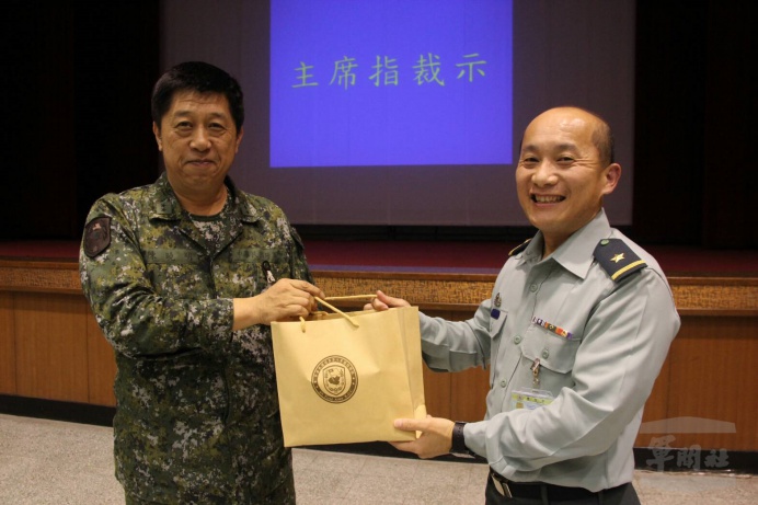 ▲ 陸軍第8軍團指揮部指揮官陳中將\\(左\\)23日致贈資源規劃司傅少將紀念品，感謝他向官兵詳盡說明新制退撫制度規劃內容。（陸軍第8軍團指揮部）