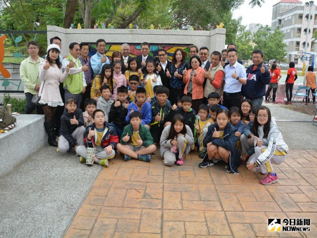 ▲民族國小為「樹爺爺與思果兒公園」舉行聯合揭幕儀式。（圖／記者郭政隆攝，2017.11.23）