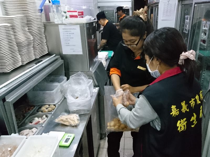 ▲嘉義市衛生局抽驗、稽查餐飲業火鍋食材及配料。（圖／記者郭政隆翻攝）