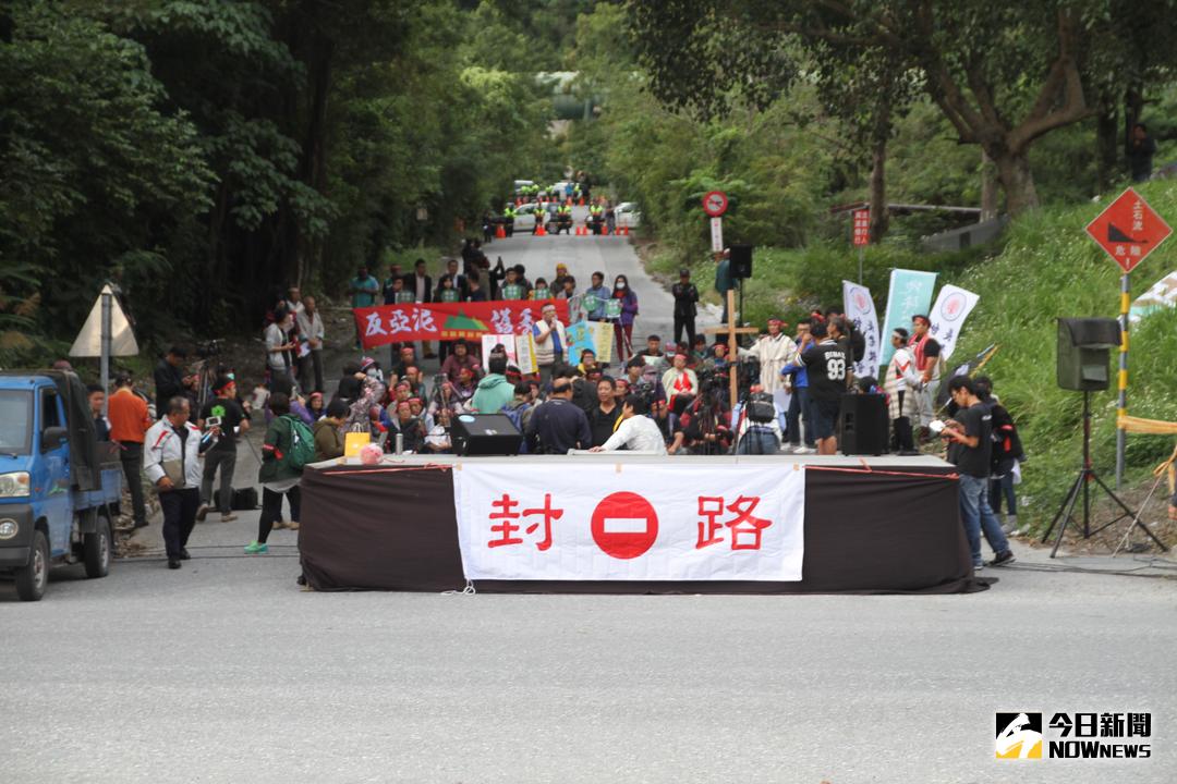 ▲今天一早反亞泥團體與少數村民，將平日亞泥工作交通道路以人群封阻，企圖阻止亞泥運送礦石。（圖／記者鄭志宏攝,2017.11.23）