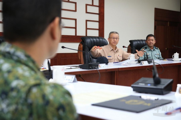 ▲ 國防部副部長蒲澤春上將23日視導陸軍第8軍團，提出工作指導。（軍聞社記者周昇煒攝）