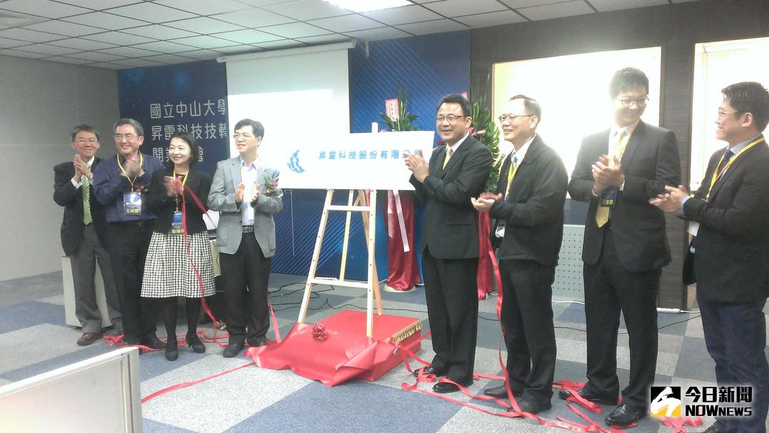 ▲在立法院「科學技術基本法」三讀通過後，全國第一個由學校技轉，發明人技術入股衍生的新創公司進駐高雄軟體科技園區，23日舉行技轉簽約及開幕揭牌茶會。（圖／記者謝志昇攝 , 2017.11.23）