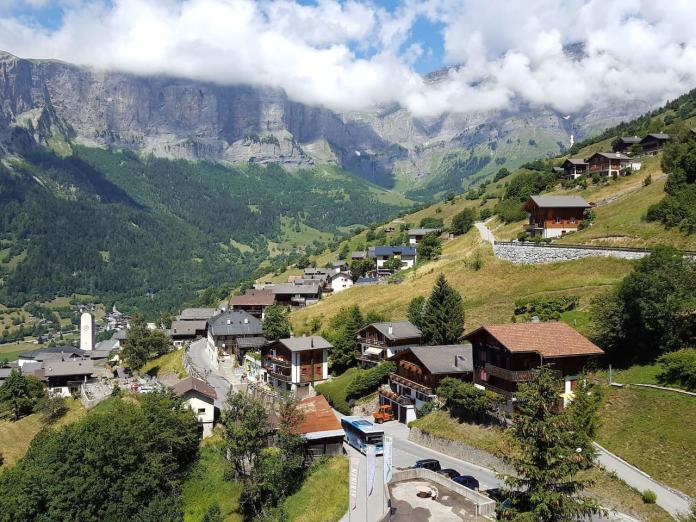▲瑞士瓦萊州的小鎮阿爾賓恩，風景如夢似幻，但居民僅不到250人。日前祭出獎勵金草案，希望可以鼓勵非居民移入，以振興經濟，也能重開小學。（圖／翻攝自《Business Insider》）