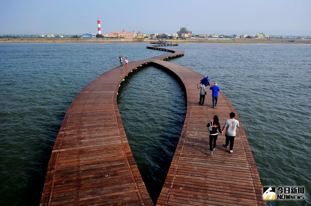 ▲高美溼地木棧道維護工程完工，25日重新開放遊客進入。（圖／市政府提供 , 2017.11.23）