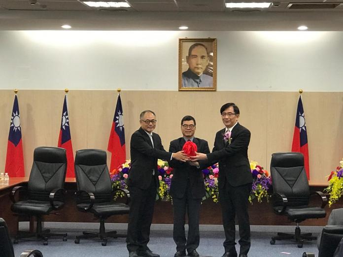 ▲台灣港務公司舉行新卸任董事長交接典禮，由交通部主任祕書林繼國\\(中\\)監交，卸任董事長吳盟分\\(左\\)將印信交給新任董事長吳宏謀\\(右\\)。（圖／台灣港務公司提供 ）