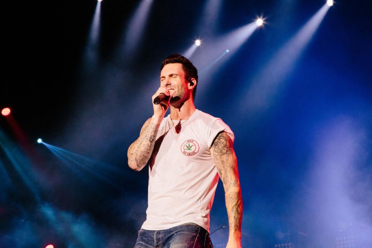 ▲魔力紅主唱亞當，喬裝成街頭藝人在紐約地鐵開唱。（圖／翻攝臉書 , 2017.11.23）