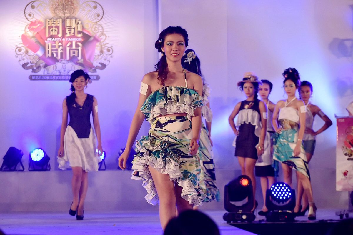 ▲新北市政府今（22）日在黎明技術學院舉辦「2017鬥豔時尚台」的頒獎典禮，學生透過舞台有信心地展示家政類及藝術類領域的學習成果。（圖／新北市政府新聞局提供）