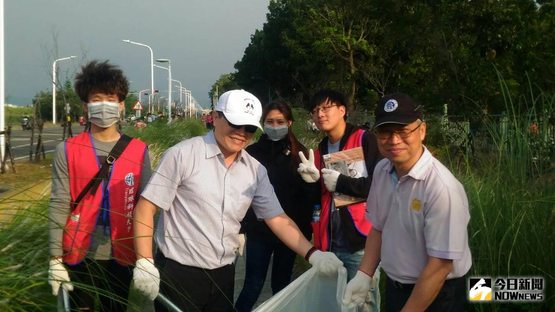 ▲校長陳益興、副校長林三立帶領學校師生走出校園，近200位師生至鄰近嘉新社區及198縣道進行社區環境清理、掃街工作。（圖／記者蘇榮泉攝，2017.11.22）