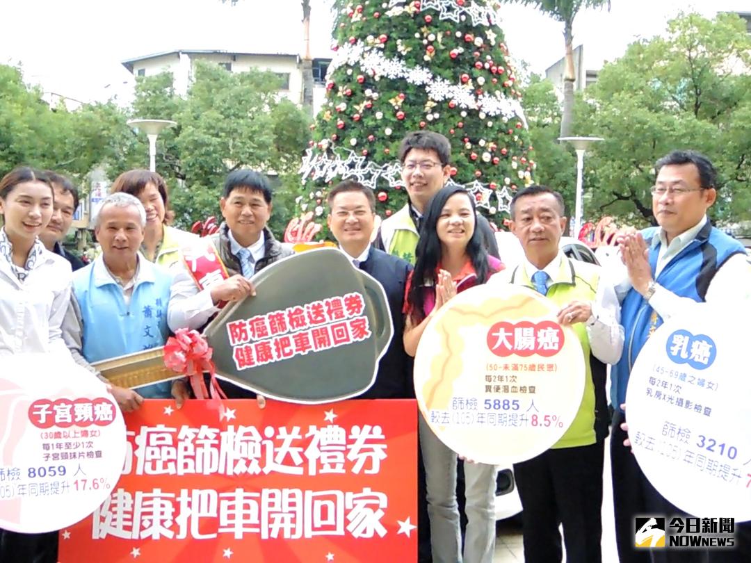 ▲衛生局舉辦「防癌篩檢送禮券、健康把車開回家」活動，縣長魏明谷將汽車大獎贈送給得獎人，同時鼓勵和美、線西、伸港鄉民做免費的健康檢查。（圖／記者陳雅芳攝，2017.11.22）