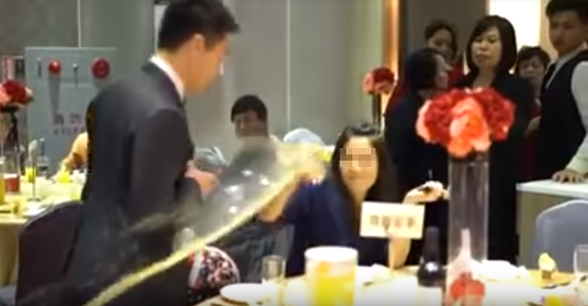 ▲一名女子疑似混進婚宴想白吃白喝，服務人員發現後將她勸離，她卻惱羞地拍桌大聲叫罵、潑果汁。（圖／翻攝自爆料公社,2017.11.21）