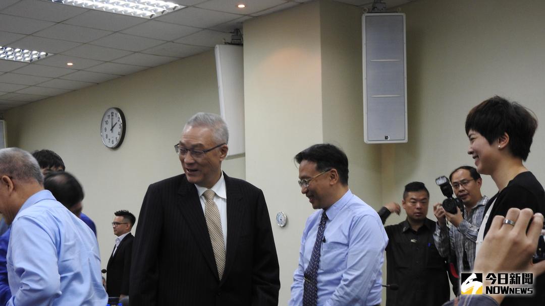 ▲國民黨主席吳敦義在中常會前跟大家寒暄，隨後通過「107年直轄市議員選舉候選人提名特別辦法」。（圖／記者戴祺修攝,2017.11.22）