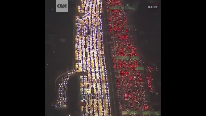 ▲CNN在臉書上公布一段洛杉磯的空拍影片，趁著感恩節假期出遊的車潮，將高速公路塞成兩條黃紅相間的燈海。（圖／翻攝自Facebook@CNN）