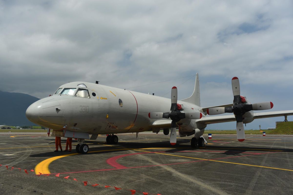 ▲海軍建案採購的P-3C反潛巡邏機，在高華柱擔任部長任內決定劃歸空軍。整架飛機由空軍飛行員飛行，海軍任務組員執行作戰，「前面的除了會飛之外，其他什麼都不會」的問題恐將持續下去。（圖／施孝瑋提供）
