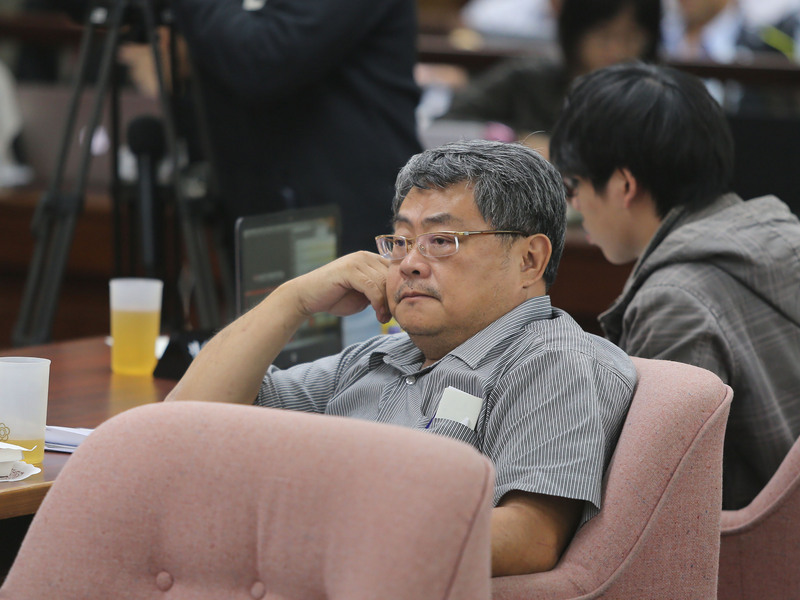 ▲立法院衛環委員會22日舉行勞基法修法公聽會，代表資方的彰化縣活力旺企業協會榮譽理事長蕭明仁（前）表示，不要都把資方妖魔化，「台灣幾乎沒有過勞死啦，有的可能就是他本身有病。」中央社記者徐肇昌攝  106年11月22日