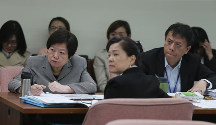 ▲立法院社會福利及衛生環境委員會22日舉行勞基法修法公聽會，勞動部長林美珠（前左）、勞動部次長施克和（前右）與經濟部次長王美花（前中）聆聽各界勞工代表的聲音。中央社記者徐肇昌攝106年11月22日