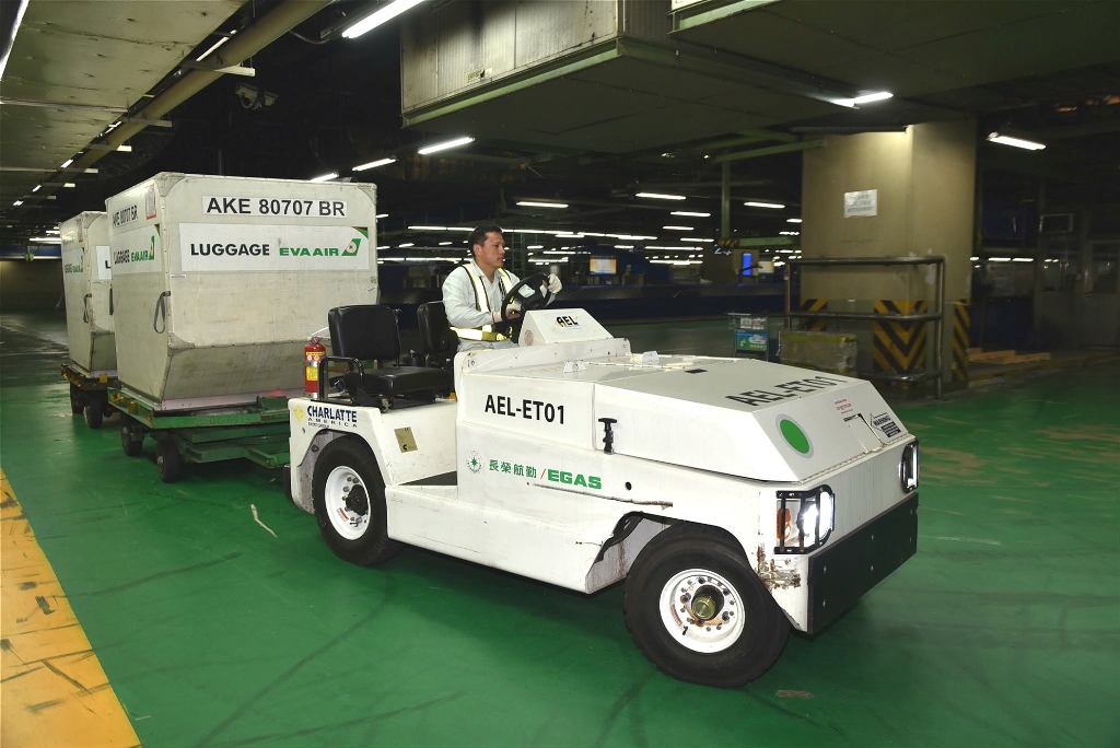 ▲無論大晴天或是下雨天，隨時都可以看見穿著反光背心的機坪地勤人員忙碌的身影。（圖／桃園機場提供）