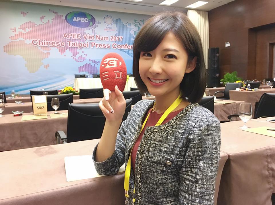 ▲總統府發言人林鶴明被爆和24歲「小桂綸鎂」三立主播莊惠琪拍拖，不過周刊22日爆料，莊惠琪和一名「凌志男」曖昧。（圖／翻攝自莊惠琪臉書）