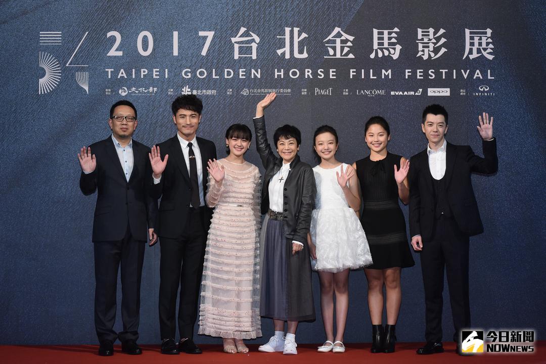▲金馬獎入圍最佳影片《嘉年華》紅毯之夜，出席製片陳橡\\(左起\\)、耿樂、文淇、張艾嘉、周美君、王櫟鑫。（圖／記者林柏年攝 , 2017.11.21）