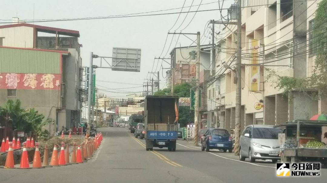 ▲立法委員王惠美邀集大村鄉長游盛和台電人員，召開彰146線電線桿地下化工程協調會，會後並到現場勘查。（圖／記者陳雅芳攝，2017.11.21）