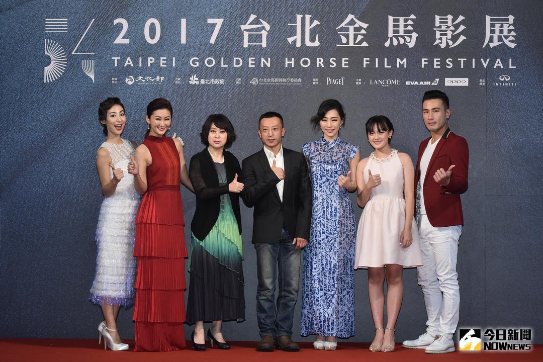 ▲金馬獎入圍最佳影片《血觀音》紅毯之夜，出席大久保麻梨子\\(左起\\)、 陳珮騏、王月、導演楊雅喆、吳可熙、文淇、傅子純。（圖／記者林柏年攝 , 2017.11.21）