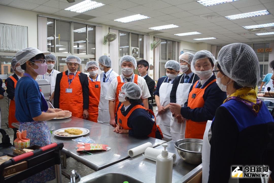 ▲嘉義特教學安排讓日方學生製作土鳯梨酥帶回家。（圖／記者郭政隆攝，2011.11.21）