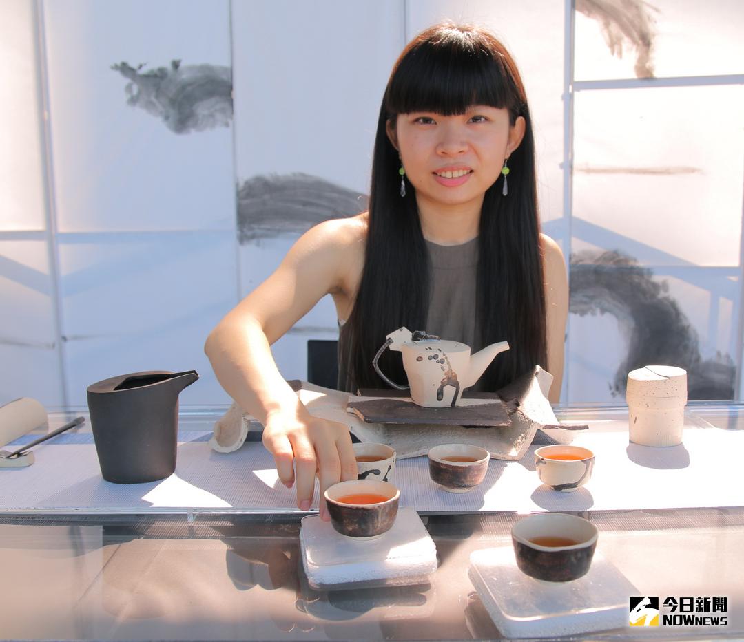 ▲李善愔的作品《墨染舞色》置放在訂製水桌上，並特別手作可漂浮在水面的杯托，輕輕一推便漂到品茶者的手中，相當吸睛。（圖／記者陳志仁攝，2017.11.21）