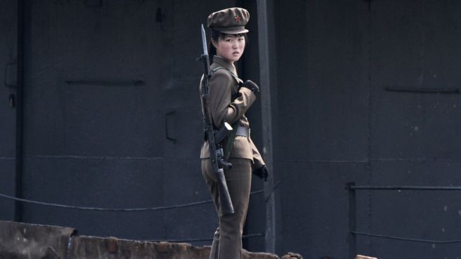 ▲一名前北韓女兵接受採訪時表示，軍營中的日子苦不堪言，被強暴都是家常便飯，甚至大多數的女性都已停經。（圖／翻攝自路透，2017.11.21）