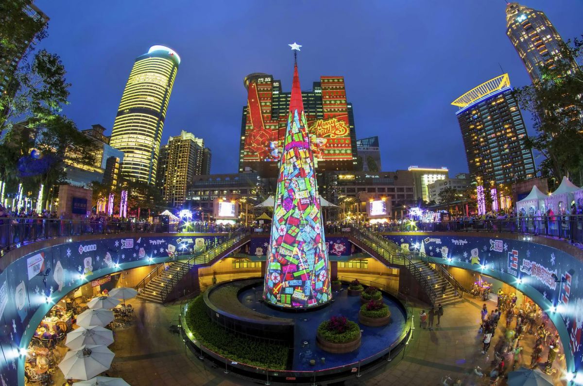 ▲新北最高的景觀餐廳「Mega 50餐飲及宴會」，可讓民眾將新北市歡樂耶誕城的聲光美景盡收眼底。（圖／Mega 50提供）