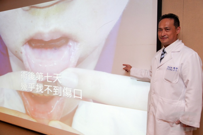 ▲ 三軍總醫院一般外科主治醫師施銘朗，積極發展經口甲狀腺切除術，提供病患更安全及有效的選擇。（軍聞社記者莊家宏攝）