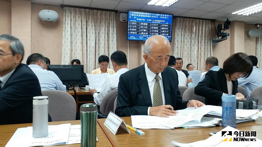 ▲因為慶富聯貸案，前第一金控暨第一銀行董事長蔡慶年（右）遭財政部解任。（圖／NOWnews資料照）