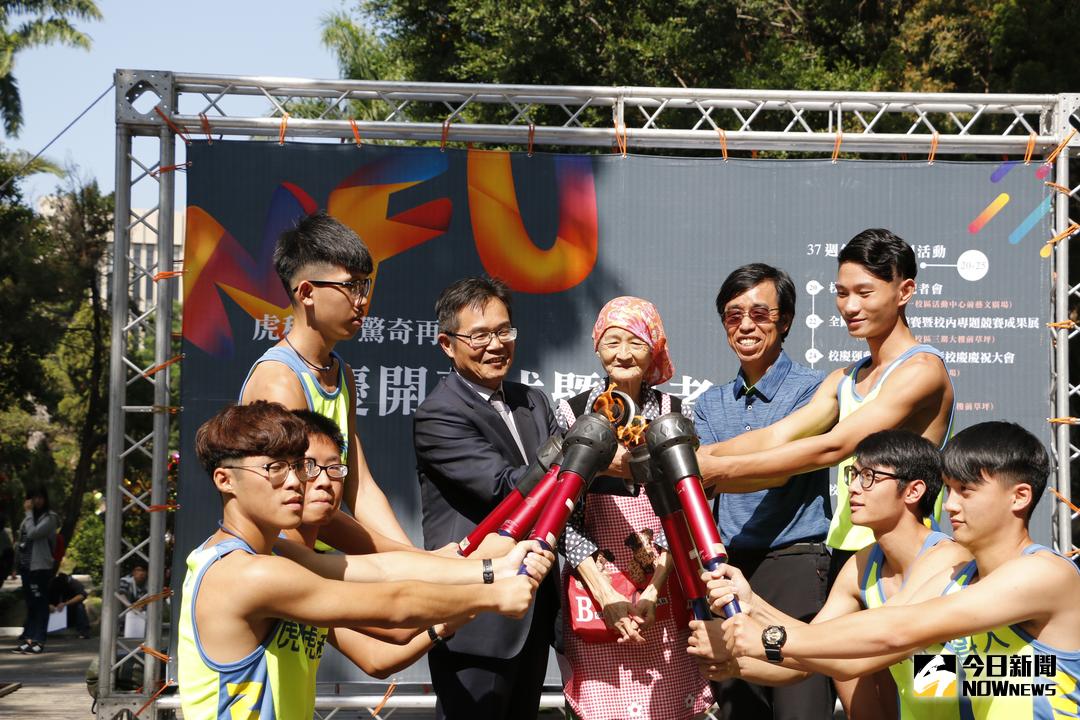 ▲校慶系列活動中特別邀請神秘嘉賓「愛心婆婆」一同點燃聖火。（圖／記者洪佳伶攝 , 2017.11.20）