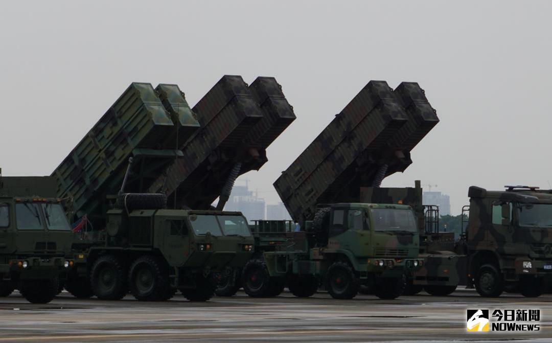 ▲新編成的飛彈指揮部於成軍典禮時，將所轄各型飛彈發射車陳展，細看車頭可發現各車廠牌各有不同。（圖／NOWnews資料照）