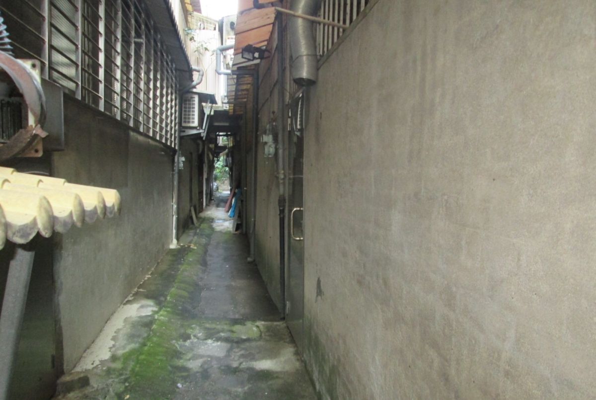 ▲民眾常常堆放雜物至防火巷內，影響逃生或救援動線，日前台北市長柯文哲拍「防火巷專法」，若年底通過施行，最快明年就可對此舉開罰。（圖／翻攝自愛台北市政雲服務，2017.11.20）